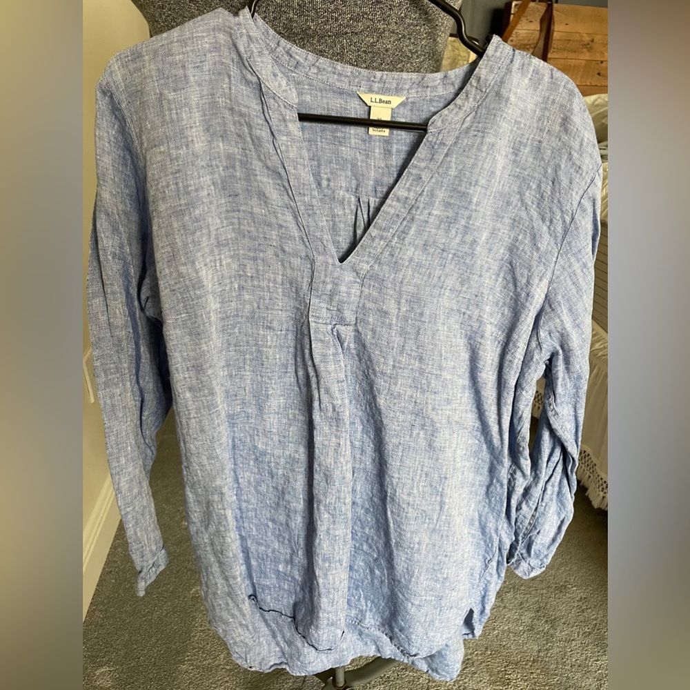 Linen tunic. Like new. No blemishes. ( apologies for not ironing).
